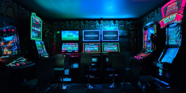 LPL英雄联盟职业联赛比赛现场，巨大的舞台与观众